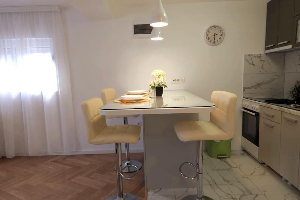 Airport Stefan Apartment *